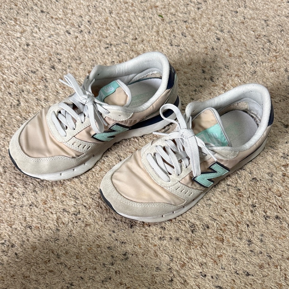 New Balance 311 wemons Sneakers in Cream and Mint